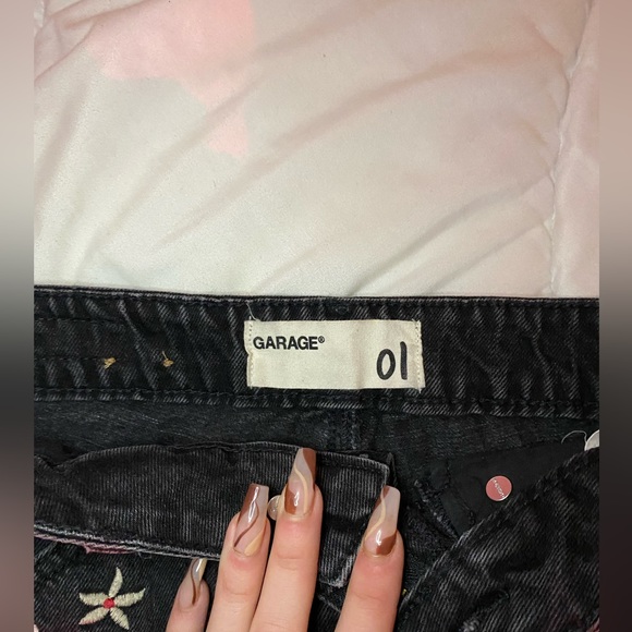 Black mom jeans with floral pattern - Picture 3 of 3